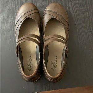 Biza brown flats.